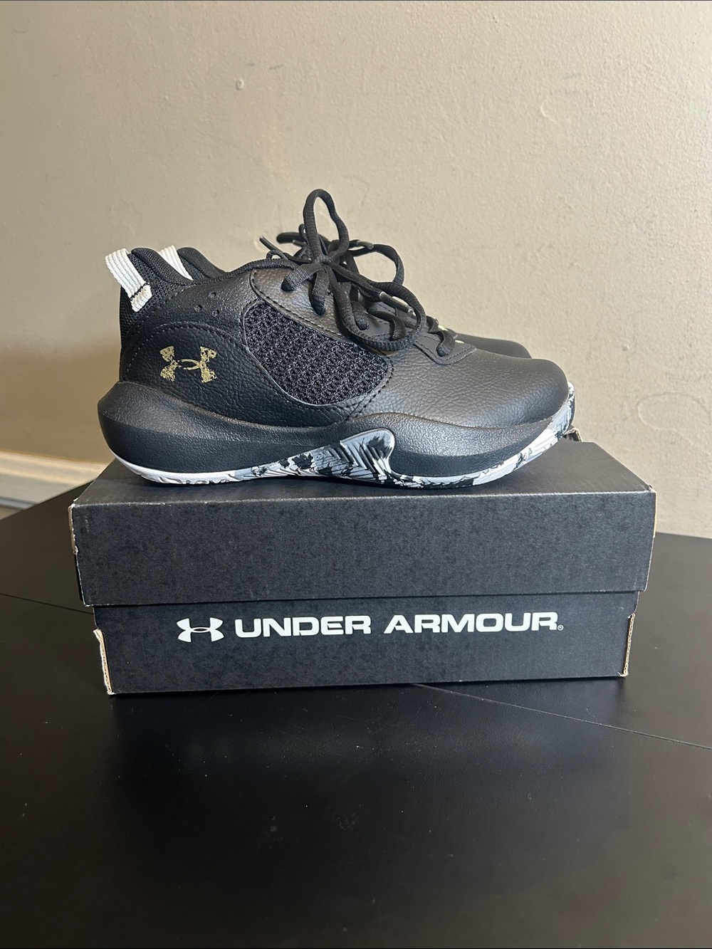 UNDER ARMOUR LOCKDOWN 7 BASKETBALL SHOES BOYS 13k.